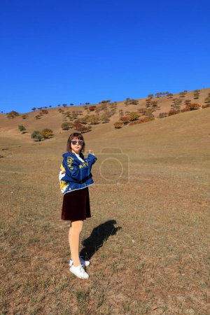 Téléchargez les photos : Inner Mongolia, China - October 3, 2017: tourists visit xilamuron Grand Canyon Park, keshteng World Geopark, Inner Mongolia, China - en image libre de droit