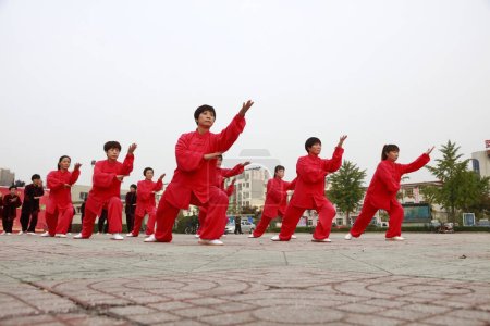 Téléchargez les photos : LUANNAN COUNTY, China - October 15, 2017: Taijiquan Exercise in the square, LUANNAN COUNTY, Hebei Province, China - en image libre de droit