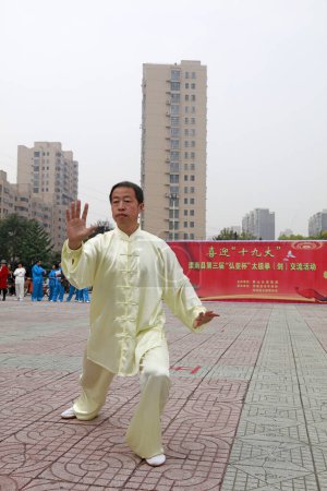 Téléchargez les photos : LUANNAN COUNTY, China - October 15, 2017: Taijiquan Exercise in the square, LUANNAN COUNTY, Hebei Province, China - en image libre de droit