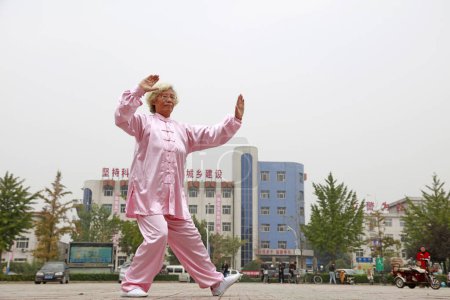 Foto de LUANNAN COUNTY, China - October 15, 2017: Taijiquan Exercise in the square, LUANNAN COUNTY, Hebei Province, China - Imagen libre de derechos