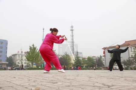 Foto de LUANNAN COUNTY, China - October 15, 2017: Taiji Sword performance in the square, LUANNAN COUNTY, Hebei Province, China - Imagen libre de derechos