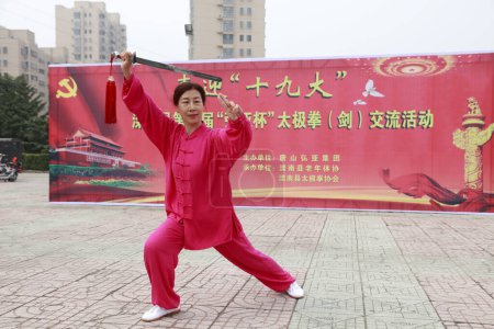Téléchargez les photos : LUANNAN COUNTY, China - October 15, 2017: Taiji Sword performance in the square, LUANNAN COUNTY, Hebei Province, China - en image libre de droit