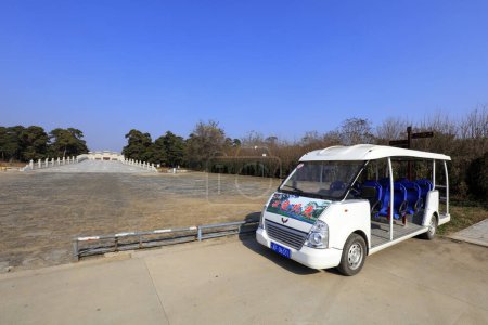 Téléchargez les photos : Yi County, China - November 4, 2017: Sightseeing bus of Imperial Mausoleum scenic spot in Qing Dynasty, Yi County, Hebei Province, China - en image libre de droit
