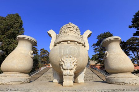 Foto de Yi County, China - November 4, 2017: Vase and censer stone carving of royal mausoleum in Qing Dynasty, Yi County, Hebei Province, China - Imagen libre de derechos