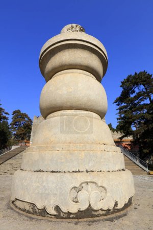 Téléchargez les photos : Yi County, China - November 4, 2017: Architectural landscape of stone vase in imperial mausoleum of Qing Dynasty, Yi County, Hebei Province, China - en image libre de droit