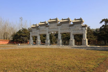 Téléchargez les photos : Yi County, China - November 4, 2017: Architectural landscape of royal mausoleum stone archway in Qing Dynasty, Yi County, Hebei Province, China - en image libre de droit