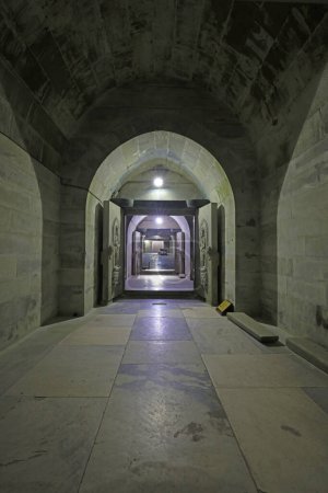 Téléchargez les photos : Yi County, China - November 5, 2017: The passageway architectural landscape of the underground palace, Yi County, Hebei Province, China - en image libre de droit