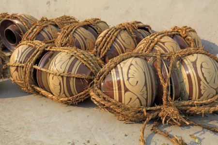 Téléchargez les photos : Traditional Chinese pickle jars are wrapped in straw ropes - en image libre de droit