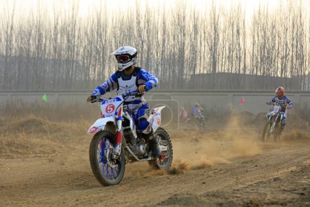Téléchargez les photos : Luannan County - December 2, 2017: Cross-country motorbike field endurance race, Luannan County, Hebei Province, Chin - en image libre de droit