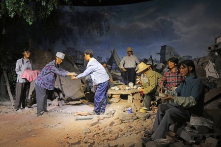 Téléchargez les photos : Tangshan - 5 décembre 2017 : statue de cire de la famille temporaire, musée du tremblement de terre de tangshan, province du hebei, Chine - en image libre de droit