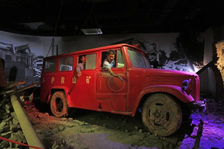 Téléchargez les photos : Tangshan - 5 décembre 2017 : ambulance de mine de charbon, musée du tremblement de terre de tangshan, ville de tangshan, province du hebei, Chine - en image libre de droit