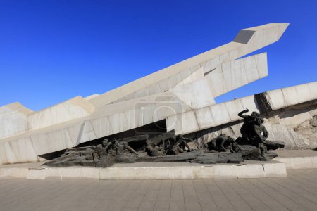 Téléchargez les photos : Tangshan - 5 décembre 2017 : le tremblement de terre de tangshan ruine la sculpture du parc, ville de tangshan, province du hebei, Chine - en image libre de droit