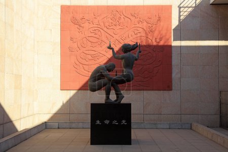 Téléchargez les photos : Tangshan - 5 décembre 2017 : sculpture dans le musée commémoratif du tremblement de terre de tangshan, tangshan, province du hebei, Chine - en image libre de droit