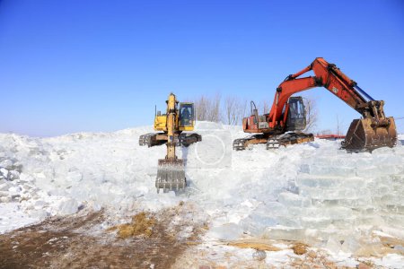 Foto de Condado de Luannan - 23 de enero de 2018: Excavator collate ice in the field, Condado de Luannan, provincia de Hebei, Chin - Imagen libre de derechos