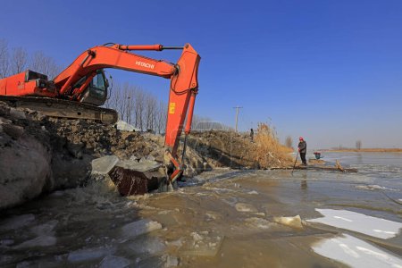 Téléchargez les photos : Luannan County - January 26, 2018: Excavator for ice in the field, Luannan County, Hebei Province, Chin - en image libre de droit