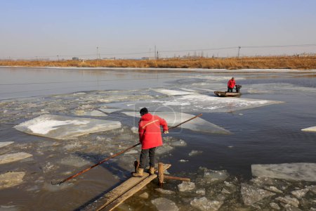 Foto de Luannan County - January 26, 2018: farmers use small boats to drive ice in the wild, Luannan, Hebei, Chin - Imagen libre de derechos