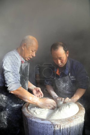 Téléchargez les photos : Luannan County - January 31, 2018: workers busy in producing vermicelli workshop, Luannan County, Hebei Province, Chin - en image libre de droit