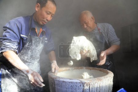 Téléchargez les photos : Luannan County - January 31, 2018: workers busy in producing vermicelli workshop, Luannan County, Hebei Province, Chin - en image libre de droit