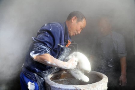 Foto de Luannan County - January 31, 2018: workers busy in producing vermicelli workshop, Luannan County, Hebei Province, Chin - Imagen libre de derechos