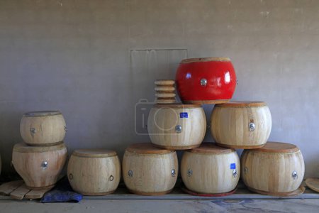 Téléchargez les photos : Grand tambour de style chinois dans le worksho - en image libre de droit