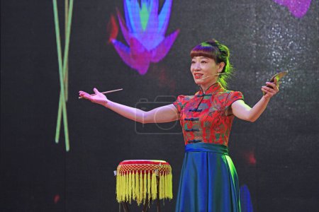 Téléchargez les photos : Luannan county - February 9, 2018: Chinese folk drumming shows on stage, luannan county, hebei province, China - en image libre de droit