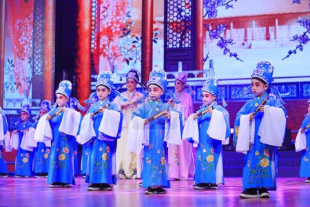Téléchargez les photos : Luannan county - Feb. 9, 2018: the children's Peking Opera performance on the stage, luannan county, hebei province, China - en image libre de droit
