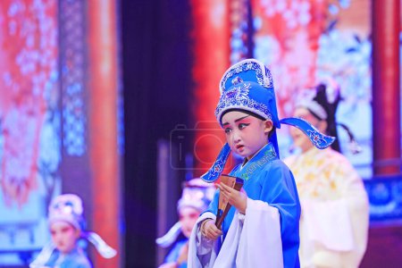 Foto de Luannan county - Feb. 9, 2018: the children's Peking Opera performance on the stage, luannan county, hebei province, China - Imagen libre de derechos