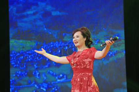 Téléchargez les photos : Luannan county - February 9, 2018: song sung on stage, luannan county, hebei province, China - en image libre de droit