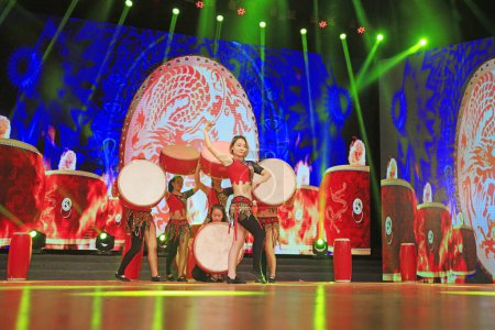 Foto de Luannan county - February 9, 2018: stirrup drum performance on stage, luannan county, hebei province, China - Imagen libre de derechos