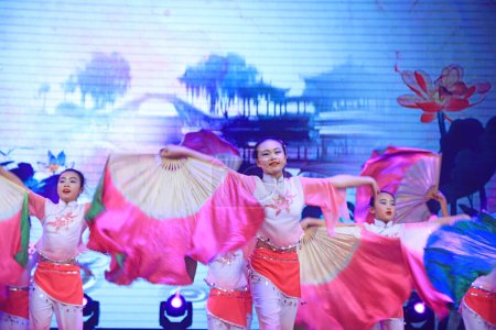 Téléchargez les photos : Luannan county - February 9, 2018: dance performance on stage, luannan county, hebei province, China - en image libre de droit