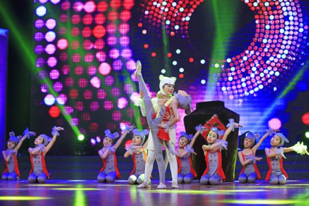Téléchargez les photos : Luannan county - February 9, 2018: children dance performance on stage, luannan county, hebei province, China - en image libre de droit