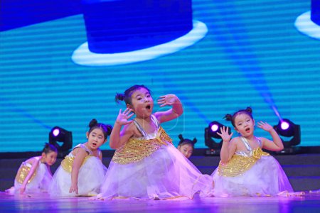 Téléchargez les photos : Luannan county - February 9, 2018: children dance performance on stage, luannan county, hebei province, China - en image libre de droit