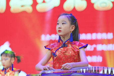 Téléchargez les photos : Comté de Luannan - 9 février 2018 : performance du guzheng sur scène, comté de Luannan, province du hebei, Chine - en image libre de droit