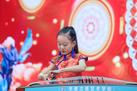 Foto de Condado de Luannan - 9 de febrero de 2018: actuación de guzheng en el escenario, condado de luannan, provincia de hebei, China - Imagen libre de derechos
