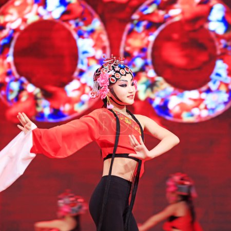 Téléchargez les photos : Comté de Luannan - 9 février 2018 : Spectacle de danse latine de l'opéra pingju sur scène, comté de Luannan, province du Hebei, Chine - en image libre de droit