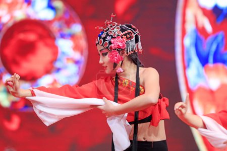Téléchargez les photos : Comté de Luannan - 9 février 2018 : Spectacle de danse latine de l'opéra pingju sur scène, comté de Luannan, province du Hebei, Chine - en image libre de droit