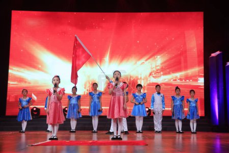 Téléchargez les photos : Comté de Luannan - 9 février 2018 : récital de poésie sur scène, comté de Luannan, province du Hebei, Chine - en image libre de droit