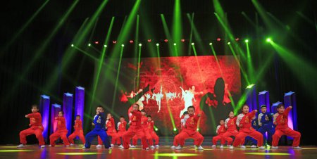 Téléchargez les photos : Comté de Luannan - 9 février 2018 : jeune performance d'arts martiaux sur scène, comté de Luannan, province du Hebei, Chine - en image libre de droit