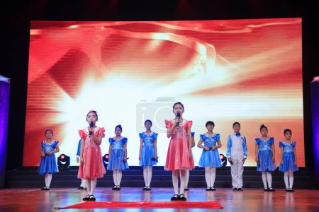 Téléchargez les photos : Comté de Luannan - 9 février 2018 : récital de poésie sur scène, comté de Luannan, province du Hebei, Chine - en image libre de droit