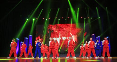 Téléchargez les photos : Comté de Luannan - 9 février 2018 : jeune performance d'arts martiaux sur scène, comté de Luannan, province du Hebei, Chine - en image libre de droit