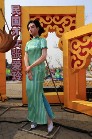 Téléchargez les photos : Lanterne chinoise en forme de dame - en image libre de droit