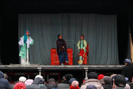 Foto de Condado de Luannan - 28 de febrero de 2018: Actuación de drama de vestuario tradicional chino en el escenario, condado de Luannan, provincia de Hebei, China - Imagen libre de derechos