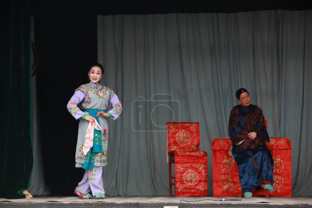Foto de Condado de Luannan - 28 de febrero de 2018: Actuación de drama de vestuario tradicional chino en el escenario, condado de Luannan, provincia de Hebei, China - Imagen libre de derechos