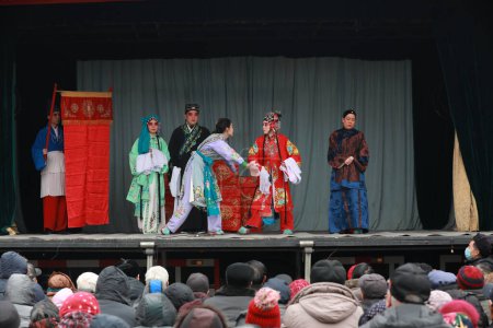 Téléchargez les photos : Comté de Luannan - 28 février 2018 : Spectacle chinois de costumes traditionnels sur scène, comté de Luannan, province du Hebei, Chine - en image libre de droit