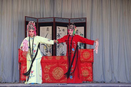 Foto de Condado de Luannan - 1 de marzo de 2018: representación del drama de vestuario tradicional chino en el escenario, condado de Luannan, provincia de Hebei, China - Imagen libre de derechos