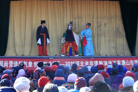 Téléchargez les photos : Comté de Luannan - 1er mars 2018 : Spectacle chinois de costumes traditionnels sur scène, comté de Luannan, province du Hebei, Chine - en image libre de droit