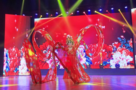 Foto de Condado de Luannan - 1 de marzo de 2018: coloridas actuaciones de baile en el escenario, condado de luannan, provincia de hebei, China - Imagen libre de derechos