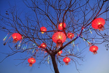 Téléchargez les photos : Les lanternes rouges sont dans le ciel bleu - en image libre de droit