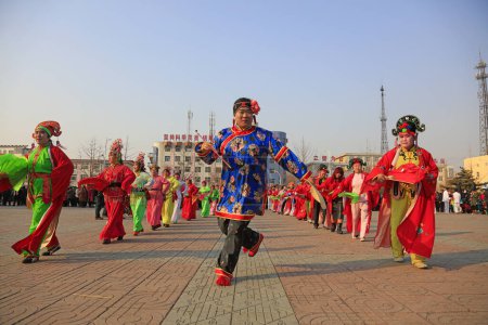 Téléchargez les photos : Comté de Luannan - 2 mars 2018 : Yangge Dance Performance sur la place, comté de Luannan, province du Hebei, Chine - en image libre de droit