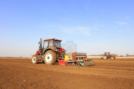 Foto de Condado de Luannan - 16 de marzo de 2018: sembradoras siembran guisantes en una granja, Luannan, Hebei, Chin - Imagen libre de derechos